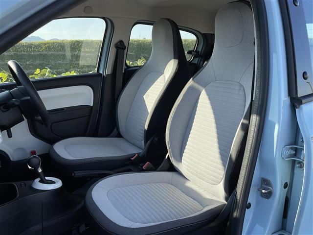 トゥインゴ ＥＤＣ　純正ディスプレイオーディオ　ＢＴ　ＵＳＢ　ＡＵＸ　バックカメラ　ＥＴＣ　ドライブレコーダー　レーンキープアシスト　クルーズコントロール　ステアリングスイッチ　コーナーセンサー（17枚目）