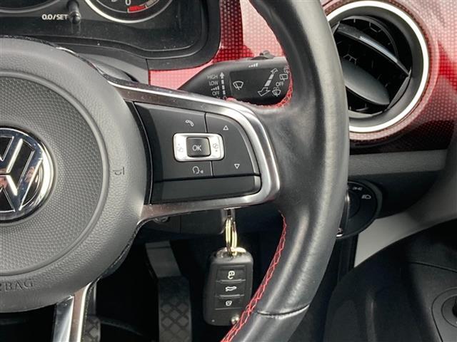 アップ！ アップ！ＧＴＩ　全国６００台限定車両　６速ミッション　純正オーディオ　Ｂｌｕｅｔｏｏｔｈ　ＡＭ　ＦＭ　リアコーナーセンサー　ＥＴＣ　Ｄ／Ｎシートヒーター　革巻きステアリング　１７インチアルミ　オートライト（5枚目）