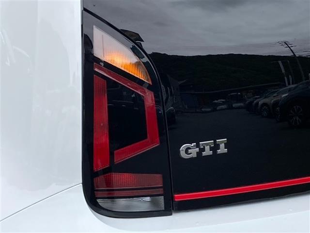 アップ！ アップ！ＧＴＩ　全国６００台限定車両　６速ミッション　純正オーディオ　Ｂｌｕｅｔｏｏｔｈ　ＡＭ　ＦＭ　リアコーナーセンサー　ＥＴＣ　Ｄ／Ｎシートヒーター　革巻きステアリング　１７インチアルミ　オートライト（41枚目）