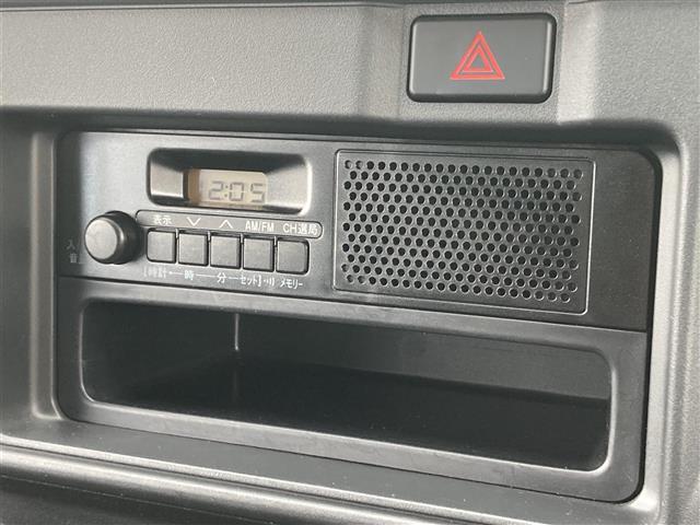 ハイゼットカーゴ Ｇ　ＳＡ　１オーナー　パートタイム４ＷＤ　純正オーディオ　ＡＭ　ＦＭ　リモコンキー　ゴムフロアマット　アイドリングストップ　取扱説明書　保証書（8枚目）