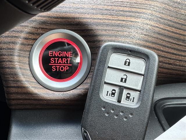 フリード クロスター・ホンダセンシング　純正９型ナビ　両側電動スライドドア　禁煙車　フルセグＴＶ　衝突軽減システム　アダプティブクルーズコントロール　シートヒーター　前後ドライブレコーダー　バックカメラ　ＥＴＣ　ＬＥＤヘッドライト（13枚目）