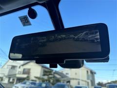 【デジタルインナーミラー】車両後方カメラの映像をミラーに映すことが出来ます。　そのため、後席に人や荷物があって後方が見えづらい場合でもしっかり視界を確保することが出来ます。 5