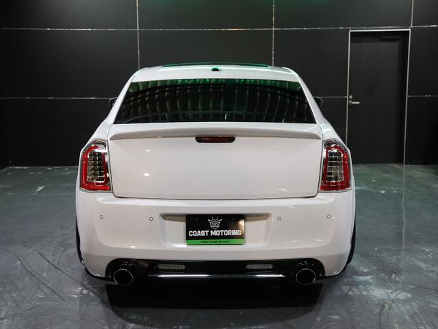 クライスラー・３００ 　ＳＲＴ８　６．４Ｌ　左ハンドル　車高調　社外ホイール（11枚目）