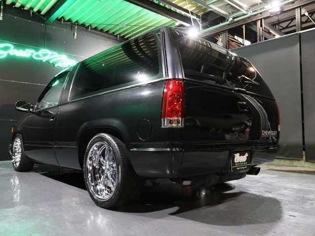 シボレータホ 　５．７ＬＴＢＩエンジン／Ｃノッチ／ＧＩＢＳＯＮマフラー／ＡＬＰＩＮＥディスプレイオーディオ／ＮＲＧステアリング／２０インチＵ．ＳＭＡＧＳ／社外インテーク／社外コラムシフト／ＲＯＣＫＦＯＲＤウーハー／（11枚目）