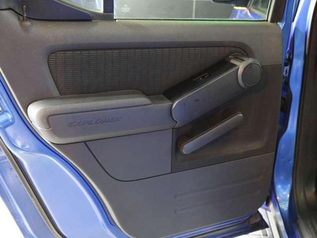 エクスプローラースポーツトラック ＸＬＴ　トノカバー／クルーズコントロール／ｃａｒｒｏｚｚｅｒｉａメモリーナビ／サンルーフ／ルーフレール／ＨＩＤヘットランプ／ＥＴＣ／地デジ／バックモニター／純正１７インチホイール／Ｂｌｕｅｔｏｏｔ／電動シート（30枚目）