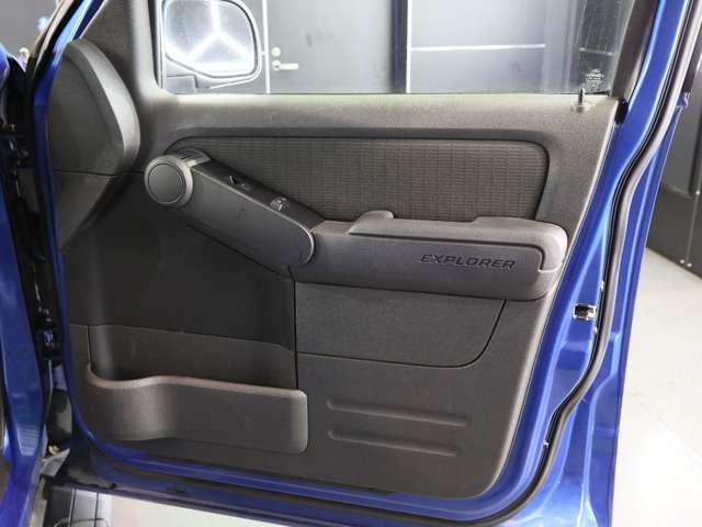 エクスプローラースポーツトラック ＸＬＴ　トノカバー／クルーズコントロール／ｃａｒｒｏｚｚｅｒｉａメモリーナビ／サンルーフ／ルーフレール／ＨＩＤヘットランプ／ＥＴＣ／地デジ／バックモニター／純正１７インチホイール／Ｂｌｕｅｔｏｏｔ／電動シート（31枚目）