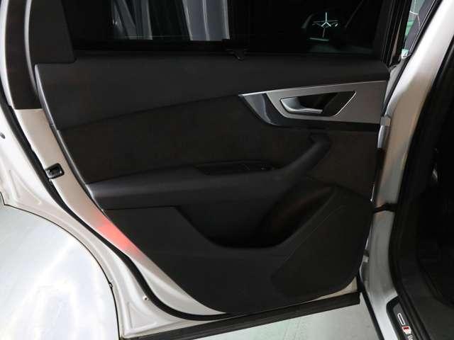 Ｑ７ Ｑ７　２．０ＴＦＳＩクワトロＳラインパッケージ　４ＷＤ　Ｓラインパッケージ／７シ－タ－／マトリクスＬＥＤヘッドライト／黒革アダプティブクルーズコントロール／全周囲カメラ／パワ－バックドア／シートヒーター／アンビエントライト／エアサスペンション／後席モニター（29枚目）
