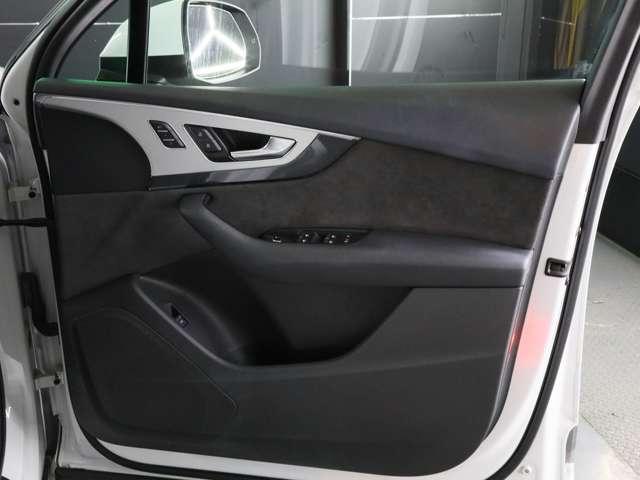 Ｑ７ Ｑ７　２．０ＴＦＳＩクワトロＳラインパッケージ　４ＷＤ　Ｓラインパッケージ／７シ－タ－／マトリクスＬＥＤヘッドライト／黒革アダプティブクルーズコントロール／全周囲カメラ／パワ－バックドア／シートヒーター／アンビエントライト／エアサスペンション／後席モニター（30枚目）