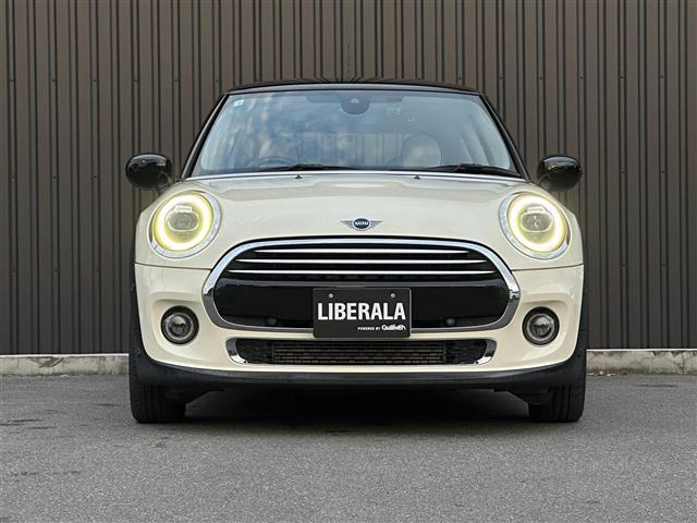ＭＩＮＩ クーパーＤ　ペッパーＰＫＧ　インテリジェントセーフティ　白シートカバー　サイドスッカル　純ナビ　Ｂカメラ　純１５ＡＷ　ドラレコ　ＬＥＤフォグランプ　ＬＥＤヘッドライト　アームレスト　取扱説明書　保証書　スペアキー（3枚目）