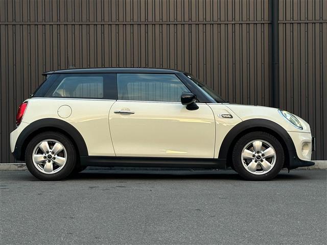 ＭＩＮＩ クーパーＤ　ペッパーＰＫＧ　インテリジェントセーフティ　白シートカバー　サイドスッカル　純ナビ　Ｂカメラ　純１５ＡＷ　ドラレコ　ＬＥＤフォグランプ　ＬＥＤヘッドライト　アームレスト　取扱説明書　保証書　スペアキー（5枚目）