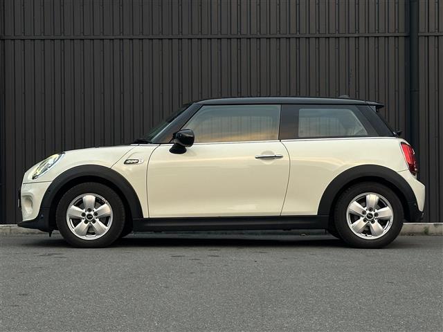 ＭＩＮＩ クーパーＤ　ペッパーＰＫＧ　インテリジェントセーフティ　白シートカバー　サイドスッカル　純ナビ　Ｂカメラ　純１５ＡＷ　ドラレコ　ＬＥＤフォグランプ　ＬＥＤヘッドライト　アームレスト　取扱説明書　保証書　スペアキー（6枚目）