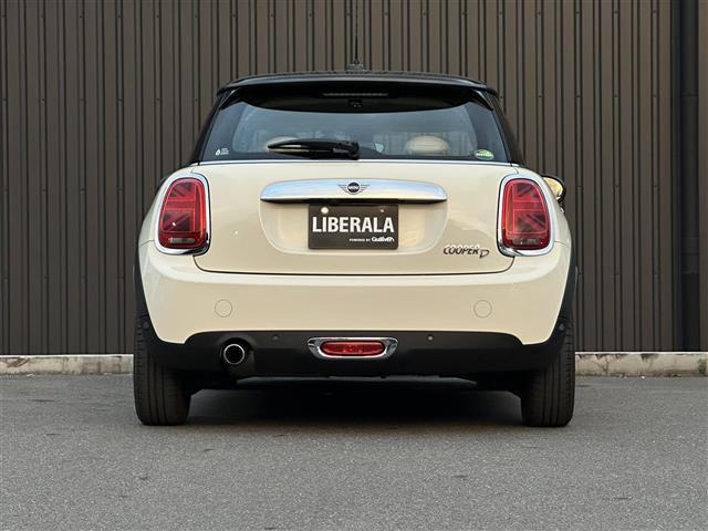 ＭＩＮＩ クーパーＤ　ペッパーＰＫＧ　インテリジェントセーフティ　白シートカバー　サイドスッカル　純ナビ　Ｂカメラ　純１５ＡＷ　ドラレコ　ＬＥＤフォグランプ　ＬＥＤヘッドライト　アームレスト　取扱説明書　保証書　スペアキー（8枚目）