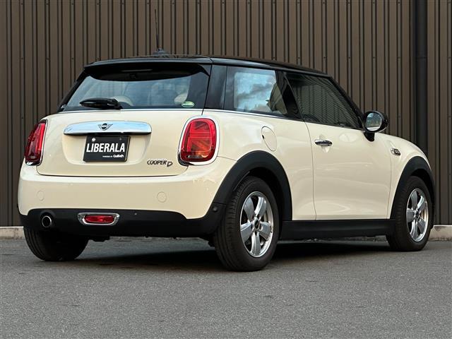ＭＩＮＩ クーパーＤ　ペッパーＰＫＧ　インテリジェントセーフティ　白シートカバー　サイドスッカル　純ナビ　Ｂカメラ　純１５ＡＷ　ドラレコ　ＬＥＤフォグランプ　ＬＥＤヘッドライト　アームレスト　取扱説明書　保証書　スペアキー（9枚目）