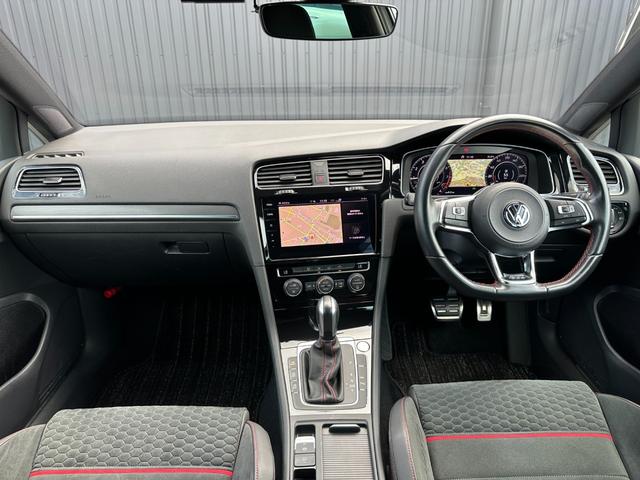 ゴルフＧＴＩ パフォーマンス　限定車　テクノロジーＰＫＧ　ＡＣＣ　黒半革　純１９ＡＷ　ＤｉｓｃｏｖｅｒＰｒｏナビ　ＴＶ　Ｂカメラ　ブラインドスポットディテクション　レーンキープ　ＣａｒＰｌａｙ　オートホールド　パドルシフト　ＬＥＤ（4枚目）