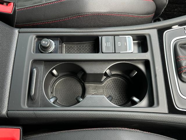 ゴルフＧＴＩ パフォーマンス　限定車　テクノロジーＰＫＧ　ＡＣＣ　黒半革　純１９ＡＷ　ＤｉｓｃｏｖｅｒＰｒｏナビ　ＴＶ　Ｂカメラ　ブラインドスポットディテクション　レーンキープ　ＣａｒＰｌａｙ　オートホールド　パドルシフト　ＬＥＤ（18枚目）