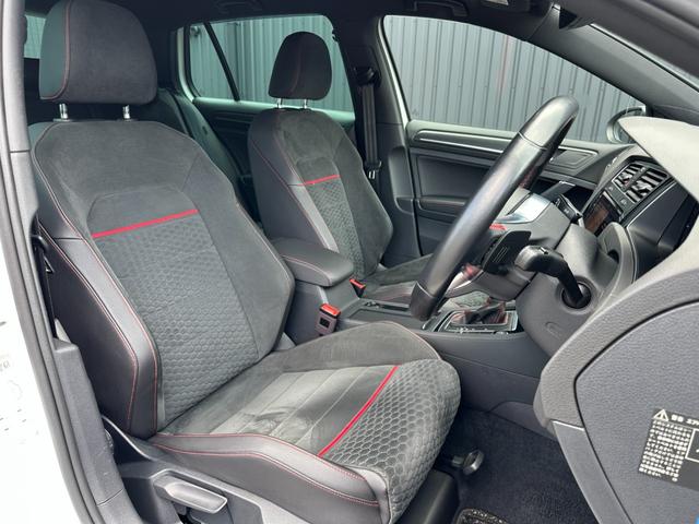 ゴルフＧＴＩ パフォーマンス　限定車　テクノロジーＰＫＧ　ＡＣＣ　黒半革　純１９ＡＷ　ＤｉｓｃｏｖｅｒＰｒｏナビ　ＴＶ　Ｂカメラ　ブラインドスポットディテクション　レーンキープ　ＣａｒＰｌａｙ　オートホールド　パドルシフト　ＬＥＤ（26枚目）
