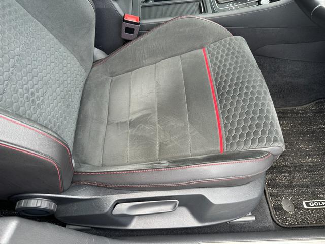 ゴルフＧＴＩ パフォーマンス　限定車　テクノロジーＰＫＧ　ＡＣＣ　黒半革　純１９ＡＷ　ＤｉｓｃｏｖｅｒＰｒｏナビ　ＴＶ　Ｂカメラ　ブラインドスポットディテクション　レーンキープ　ＣａｒＰｌａｙ　オートホールド　パドルシフト　ＬＥＤ（28枚目）
