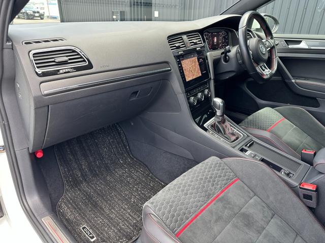 ゴルフＧＴＩ パフォーマンス　限定車　テクノロジーＰＫＧ　ＡＣＣ　黒半革　純１９ＡＷ　ＤｉｓｃｏｖｅｒＰｒｏナビ　ＴＶ　Ｂカメラ　ブラインドスポットディテクション　レーンキープ　ＣａｒＰｌａｙ　オートホールド　パドルシフト　ＬＥＤ（32枚目）