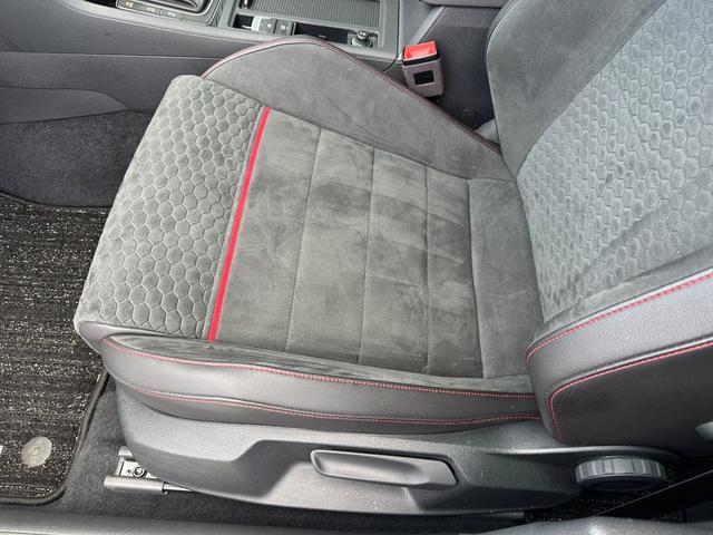 ゴルフＧＴＩ パフォーマンス　限定車　テクノロジーＰＫＧ　ＡＣＣ　黒半革　純１９ＡＷ　ＤｉｓｃｏｖｅｒＰｒｏナビ　ＴＶ　Ｂカメラ　ブラインドスポットディテクション　レーンキープ　ＣａｒＰｌａｙ　オートホールド　パドルシフト　ＬＥＤ（35枚目）
