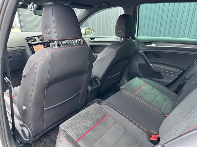 ゴルフＧＴＩ パフォーマンス　限定車　テクノロジーＰＫＧ　ＡＣＣ　黒半革　純１９ＡＷ　ＤｉｓｃｏｖｅｒＰｒｏナビ　ＴＶ　Ｂカメラ　ブラインドスポットディテクション　レーンキープ　ＣａｒＰｌａｙ　オートホールド　パドルシフト　ＬＥＤ（36枚目）
