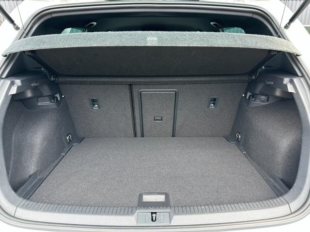 ゴルフＧＴＩ パフォーマンス　限定車　テクノロジーＰＫＧ　ＡＣＣ　黒半革　純１９ＡＷ　ＤｉｓｃｏｖｅｒＰｒｏナビ　ＴＶ　Ｂカメラ　ブラインドスポットディテクション　レーンキープ　ＣａｒＰｌａｙ　オートホールド　パドルシフト　ＬＥＤ（40枚目）