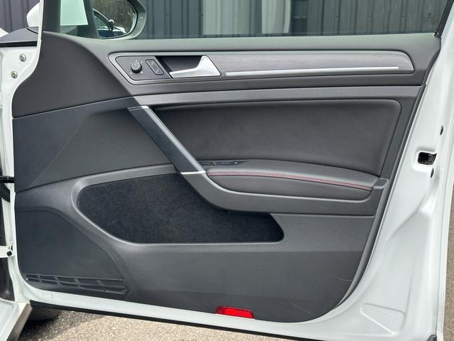 ゴルフＧＴＩ パフォーマンス　限定車　テクノロジーＰＫＧ　ＡＣＣ　黒半革　純１９ＡＷ　ＤｉｓｃｏｖｅｒＰｒｏナビ　ＴＶ　Ｂカメラ　ブラインドスポットディテクション　レーンキープ　ＣａｒＰｌａｙ　オートホールド　パドルシフト　ＬＥＤ（41枚目）