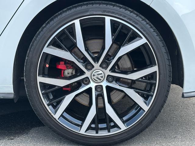 ゴルフＧＴＩ パフォーマンス　限定車　テクノロジーＰＫＧ　ＡＣＣ　黒半革　純１９ＡＷ　ＤｉｓｃｏｖｅｒＰｒｏナビ　ＴＶ　Ｂカメラ　ブラインドスポットディテクション　レーンキープ　ＣａｒＰｌａｙ　オートホールド　パドルシフト　ＬＥＤ（52枚目）