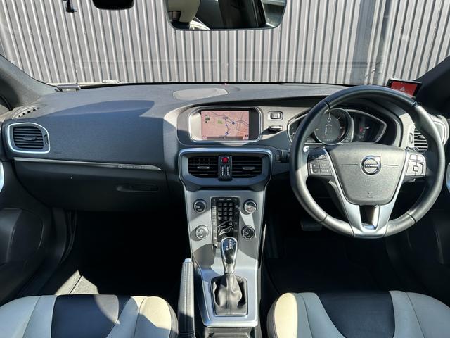 V40 クロスカントリー D4 アクティブエディション 150台限定車 ガラスルーフ Harman/Kardon ACC LKA BSM コンビ革シート パワーシート シートヒーター 純正ナビTV バックカメラ ETC 前後ドラレコ LED 純正19AW(4枚目)