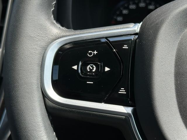 Ｄ４　モメンタム　ＡＣＣ　茶革　パワーシート／ヒーター　ＡｐｐｌｅＣａｒＰｌａｙ　純正ナビＴＶ　３６０°カメラ　電動リアゲート　前後ドラレコ　アダプティブＬＥＤ　ＥＴＣ　レーンキープ　ブラインドスポット　オートホールド(28枚目)