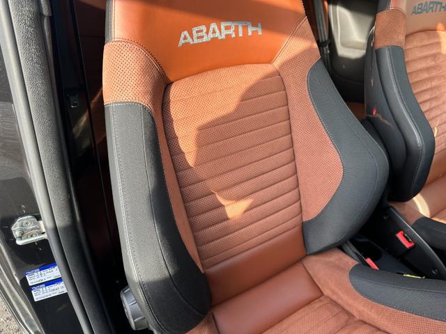 アバルト５９５ コンペティツィオーネ　レコモンマフラー　サーベルシート　ブレンボキャリパー　ディスプレイオーディオ　ＡｐｐｌｅＣａｒＰｌａｙ　バックカメラ　ＥＴＣ　パドルシフト　キセノンライト　スポーツモード　ターボメーター　純正１７ＡＷ（23枚目）