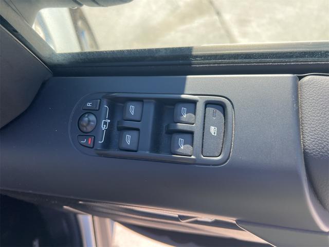 フリーランダー２ ３．２　ｉ６　４ＷＤ　ＥＴＣ　　サイドカメラ　クリアランスソナー　オートクルーズコントロール　パワーシート　オートライト　ＨＩＤ　アルミホイール　スマートキー　電動格納ミラー　シートヒーター　ＡＴ（9枚目）