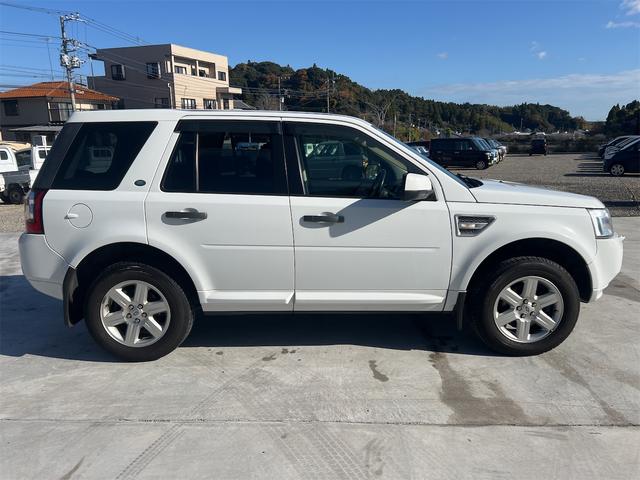 フリーランダー２ ３．２　ｉ６　４ＷＤ　ＥＴＣ　　サイドカメラ　クリアランスソナー　オートクルーズコントロール　パワーシート　オートライト　ＨＩＤ　アルミホイール　スマートキー　電動格納ミラー　シートヒーター　ＡＴ（14枚目）