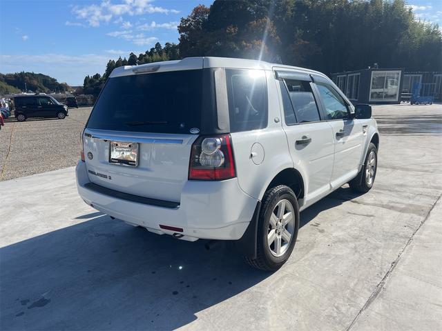 フリーランダー２ ３．２　ｉ６　４ＷＤ　ＥＴＣ　　サイドカメラ　クリアランスソナー　オートクルーズコントロール　パワーシート　オートライト　ＨＩＤ　アルミホイール　スマートキー　電動格納ミラー　シートヒーター　ＡＴ（15枚目）