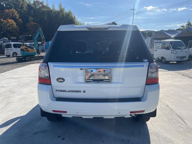 フリーランダー２ ３．２　ｉ６　４ＷＤ　ＥＴＣ　　サイドカメラ　クリアランスソナー　オートクルーズコントロール　パワーシート　オートライト　ＨＩＤ　アルミホイール　スマートキー　電動格納ミラー　シートヒーター　ＡＴ（16枚目）