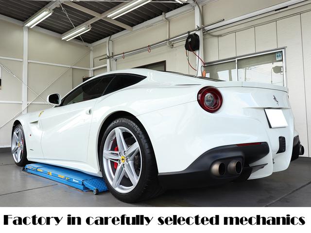 Ｆ１２ベルリネッタ ２年保証付！２４ヶ月点検済！１００万以上の保証です！込価格！　保証２年付！保証部位３８０項目以上！程度がいいからできる保証２年付車！条件交渉値引き有り！スロットルボディ交換済！フロントリフター！カーボンステアリング！コーンズにて点検整備悪い所修理済！（69枚目）