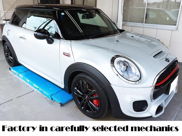ＭＩＮＩ 設立２３年　信頼の自社工場完備　車は整備で程度が変わります　ジョンクーパーワークス　ディーラー下取車　グー鑑定外装評価星５　ユニオンジャックテール　ヘッドアップディスプレイ　ブラックホイール　スポーツモード　レッドキャリパー　レッド補強バー　バックカメラ（2枚目）