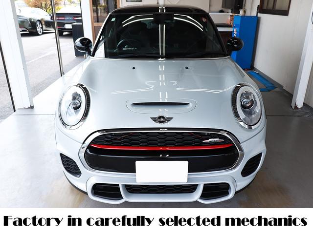 ＭＩＮＩ 設立２３年　信頼の自社工場完備　車は整備で程度が変わります　ジョンクーパーワークス　ディーラー下取車　グー鑑定外装評価星５　ユニオンジャックテール　ヘッドアップディスプレイ　ブラックホイール　スポーツモード　レッドキャリパー　レッド補強バー　バックカメラ（3枚目）