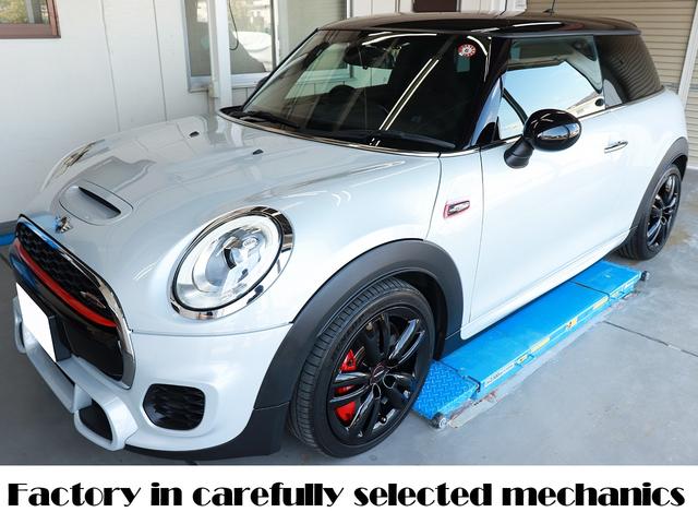 ＭＩＮＩ 設立２３年　信頼の自社工場完備　車は整備で程度が変わります　ジョンクーパーワークス　ディーラー下取車　グー鑑定外装評価星５　ユニオンジャックテール　ヘッドアップディスプレイ　ブラックホイール　スポーツモード　レッドキャリパー　レッド補強バー　バックカメラ（4枚目）