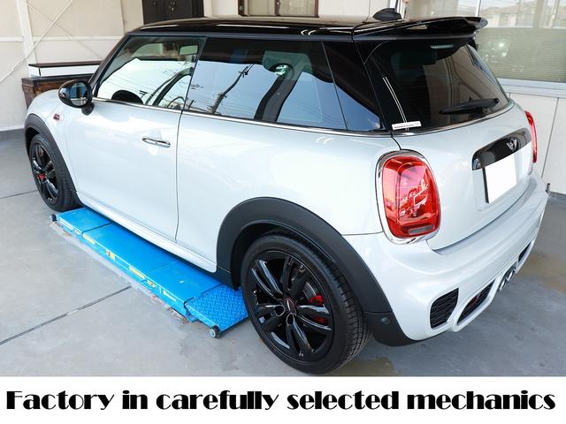 ＭＩＮＩ 設立２３年　信頼の自社工場完備　車は整備で程度が変わります　ジョンクーパーワークス　ディーラー下取車　グー鑑定外装評価星５　ユニオンジャックテール　ヘッドアップディスプレイ　ブラックホイール　スポーツモード　レッドキャリパー　レッド補強バー　バックカメラ（5枚目）