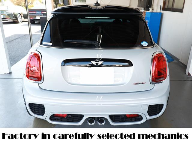 ＭＩＮＩ 設立２３年　信頼の自社工場完備　車は整備で程度が変わります　ジョンクーパーワークス　ディーラー下取車　グー鑑定外装評価星５　ユニオンジャックテール　ヘッドアップディスプレイ　ブラックホイール　スポーツモード　レッドキャリパー　レッド補強バー　バックカメラ（6枚目）