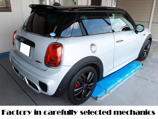 ＭＩＮＩ 設立２３年　信頼の自社工場完備　車は整備で程度が変わります　ジョンクーパーワークス　ディーラー下取車　グー鑑定外装評価星５　ユニオンジャックテール　ヘッドアップディスプレイ　ブラックホイール　スポーツモード　レッドキャリパー　レッド補強バー　バックカメラ（7枚目）