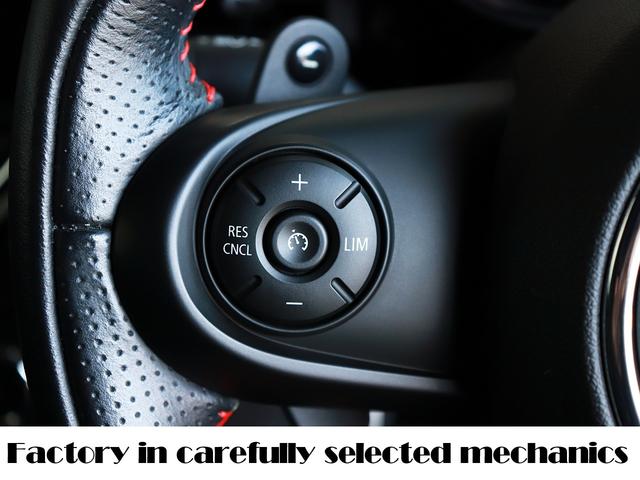 ＭＩＮＩ 設立２３年　信頼の自社工場完備　車は整備で程度が変わります　ジョンクーパーワークス　ディーラー下取車　グー鑑定外装評価星５　ユニオンジャックテール　ヘッドアップディスプレイ　ブラックホイール　スポーツモード　レッドキャリパー　レッド補強バー　バックカメラ（12枚目）
