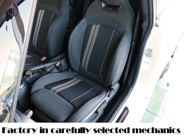 ＭＩＮＩ 設立２３年　信頼の自社工場完備　車は整備で程度が変わります　ジョンクーパーワークス　ディーラー下取車　グー鑑定外装評価星５　ユニオンジャックテール　ヘッドアップディスプレイ　ブラックホイール　スポーツモード　レッドキャリパー　レッド補強バー　バックカメラ（30枚目）