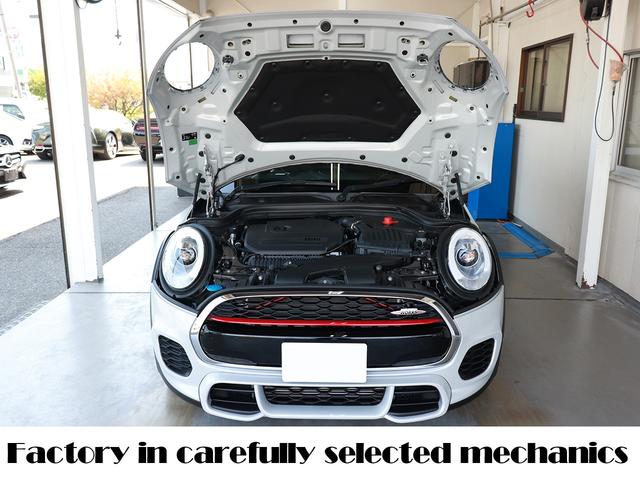ＭＩＮＩ 設立２３年　信頼の自社工場完備　車は整備で程度が変わります　ジョンクーパーワークス　ディーラー下取車　グー鑑定外装評価星５　ユニオンジャックテール　ヘッドアップディスプレイ　ブラックホイール　スポーツモード　レッドキャリパー　レッド補強バー　バックカメラ（61枚目）