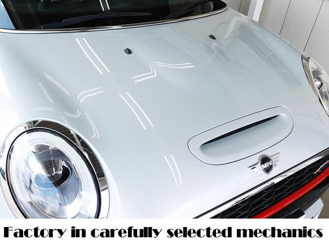 ＭＩＮＩ 設立２３年　信頼の自社工場完備　車は整備で程度が変わります　ジョンクーパーワークス　ディーラー下取車　グー鑑定外装評価星５　ユニオンジャックテール　ヘッドアップディスプレイ　ブラックホイール　スポーツモード　レッドキャリパー　レッド補強バー　バックカメラ（64枚目）