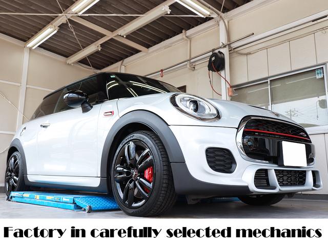 ＭＩＮＩ 設立２３年　信頼の自社工場完備　車は整備で程度が変わります　ジョンクーパーワークス　ディーラー下取車　グー鑑定外装評価星５　ユニオンジャックテール　ヘッドアップディスプレイ　ブラックホイール　スポーツモード　レッドキャリパー　レッド補強バー　バックカメラ（76枚目）