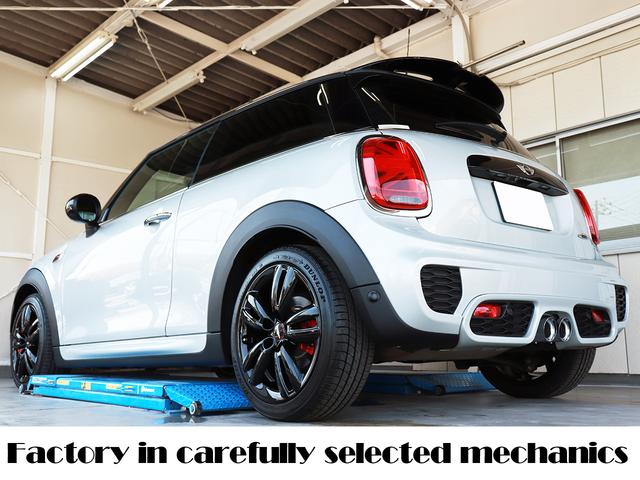 ＭＩＮＩ 設立２３年　信頼の自社工場完備　車は整備で程度が変わります　ジョンクーパーワークス　ディーラー下取車　グー鑑定外装評価星５　ユニオンジャックテール　ヘッドアップディスプレイ　ブラックホイール　スポーツモード　レッドキャリパー　レッド補強バー　バックカメラ（77枚目）