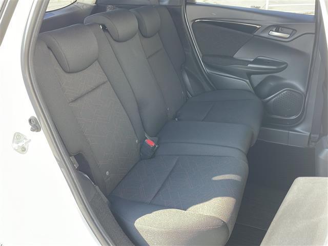 フィットハイブリッド Ｓパッケージ　ワンオーナー　４ＷＤ　純正ナビ　フルセグ　衝突軽減ブレーキ　横滑り防止　バックカメラ　　クルーズコントロール　アイドリングストップ　ＬＥＤ　フォグランプ　エンジンスターター　冬タイヤ純正ＡＷ付（16枚目）