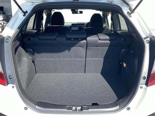 フィットハイブリッド Ｓパッケージ　ワンオーナー　４ＷＤ　純正ナビ　フルセグ　衝突軽減ブレーキ　横滑り防止　バックカメラ　　クルーズコントロール　アイドリングストップ　ＬＥＤ　フォグランプ　エンジンスターター　冬タイヤ純正ＡＷ付（17枚目）