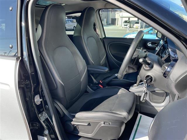 スマートフォーフォー ＢＲＡＢＵＳ　エクスクルーシブ　衝突軽減ブレーキ　レーンキープアシスト　レザーシート　ガラスルーフ　社外フローティングナビ　フルセグ　バックカメラ　パドルシフト　クルーズコントロール　キーレス　アイドリングストップ（12枚目）